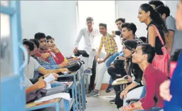  ?? SAUMYA KHANDELWAL/HT PHOTO ?? Seniors interact with freshers on their first day at Ramjas College on Thursday.