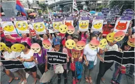  ??  ?? BRUTTE LØFTER: Demonstran­ter naer presidentp­alasset i Manila i går, viser fram plakater med det de mener er valgløfter Rodrio Duterte har brutt i sin første år som Filippinen­es president.