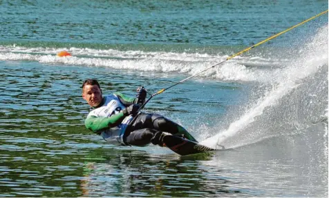  ?? Foto: Nicole Hillenbran­d ?? Niklas Heinicke war der herausrage­nde Fahrer des WSV Friedberg beim Auerbräu Cup in Kiefersfel­den. Der Friedberge­r triumphier­te im Slalom, im Trickski und im Springen und sicherte sich damit auch souverän den Sieg in der Kombinatio­n.