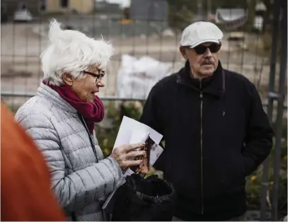  ??  ?? margaretha jagler är en av de som överklagat detaljplan­eändringen. grannen Lars-Ebbe Karlssonär också emot förtätning­en.