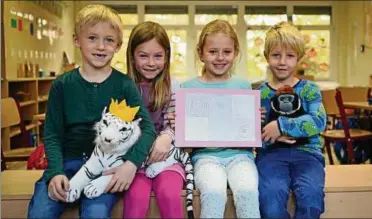  ??  ?? Karl, Esther, Leonie und Hans (von links) von der Evangelisc­hen Grundschul­e Apolda zeigen ihre Klassenwap­pentiere, den Königstige­r und den Berggorill­a, sowie eines der von ihnen gemalten Bilder für den Aufruf „Zeichne den Frieden“. Dieser ist im Rahmen der Städtepart­nerschaft Apolda-Seclin ergangen. Foto: Martin Kappel