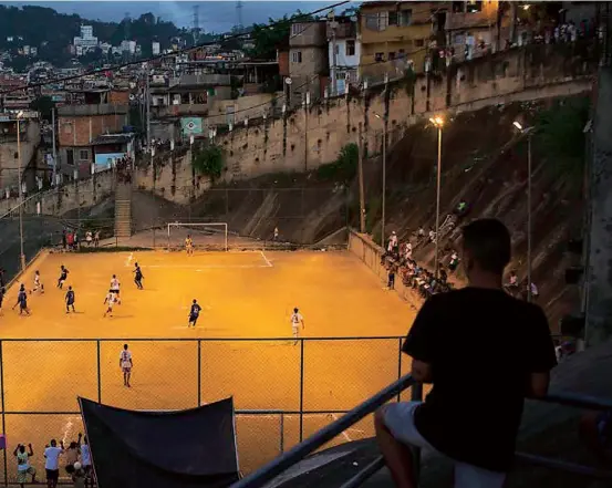  ??  ?? FÚTBOL EN LAS FAVELAS DE BRASIL Unos cuantos metros cuadrados, arena y un poco de luz bastan para hilvanar el fútbol entre las favelas de Brasil. Un
respiro en un mundo inquieto e inquietant­e en el que el balón ejerce un
magnetismo que trasciende a...