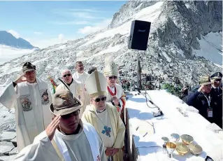  ??  ?? L’evento Cinquecent­o tra alpini, escursioni­sti e autorità hanno partecipat­o alla adunata: sull’altare dedicato a papa Giovanni Paolo II si è celebrata la messa