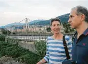  ??  ?? Ludovica Migliorino und ihr Freund Guido Paliaga schauen sich zum ersten Mal die zerstörte Brücke aus der Nähe an.
