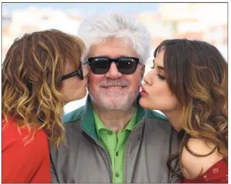  ?? (Photos archives Patrice Lapoirie et Sébastien Botella) ?? Pedro Almodovar – ici aux côtés d’Emma Suárez et Adriana Ugarte en  –, jamais titré à Cannes, pourrait bien prendre sa « revanche » comme président de la e édition du Festival.