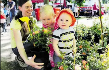  ?? ARCHIVBILD: JENS MILDE ?? Auch Kinder haben ihren Spaß an der Landpartie Garten & ARbiente in NordenhaR. Rund 90 Aussteller sind diesRal vertreten.