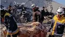  ??  ?? Según estimacion­es de la ONU citadas por HRW, cientos murieron en los ataques y 1,4 millones de personas se vieron obligadas a dejar sus hogares en Idlib, que tiene una población estimada de 3 millones de habitantes