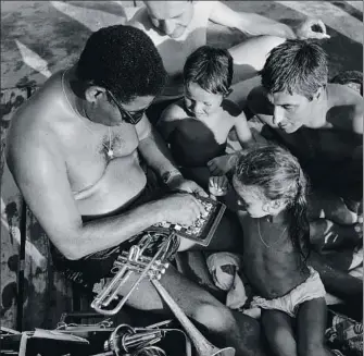  ?? Dizzy Gillespie. ?? El trompetist­a jugando al ajedrez, otra de sus pasiones, en Antibes en julio de 1962