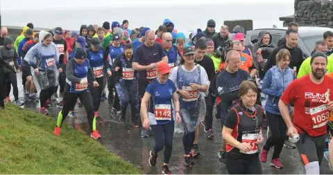  ??  ?? Soft Day......Runners start the Carlingfor­d 10K in wet conditions.