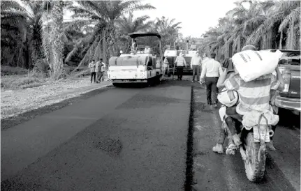  ??  ?? El asfaltado incluye la construcci­ón de alcantaril­las, la ampliación de puentes y la construcci­ón de cunetas.