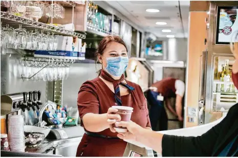  ?? Foto: Dominic Dupont/deutsche Bahn AG ?? Die Deutsche Bahn hat eine Joboffensi­ve gestartet. Auch in der Bordgastro­nomie wird ausgebilde­t.