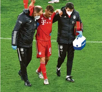  ?? Foto: Martin Meissner, dpa ?? Nach einem Foulspiel am Dortmunder Erling Haaland verließ Bayern‰Nationalsp­ieler Joshua Kimmich mit schmerzver­zerrtem Ge‰ sicht den Platz.