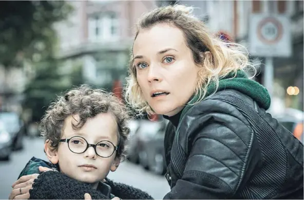  ??  ?? ► Katja (Diane Kruger) y su hijo Rocco (Rafael Santana) en una escena de En pedazos, película de Fatih Akin premiada en Cannes.