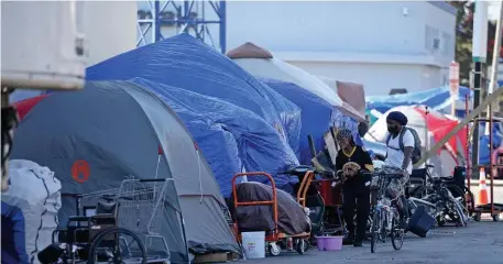  ?? STUART CAHILL / HERALD STAFF ?? ‘ENTRENCHED’: The encampment along Southampto­n Street in the South End is seen Thursday.