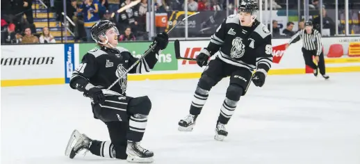  ?? ?? Cole Cormier (91) célèbre de belle façon l’un de ses 33 buts en saison régulière pendant que son coéquipier Isaac Belliveau exprime sa joie. - Gracieuset­é: Dominic Charrette