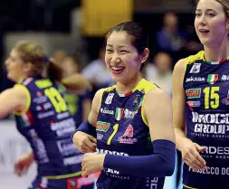  ??  ?? Vicinanza Nagaoka in campo: saluto a distanza dalla giapponese