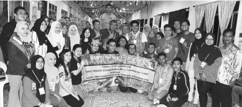  ??  ?? Nyabong (standing front, eighth left) joins the UKM undergradu­ates in a photo-call at Rumah Beraoh in Sungai Sut.