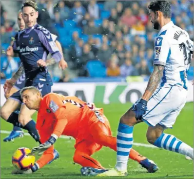  ??  ?? FIABLE. Masip sale a tapar un balón que intentaba centrar Willian José durante el partido de ayer.