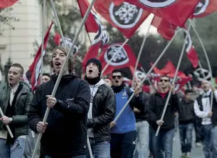  ??  ?? In corteoUna manifestaz­ione di CasaPound per le vie di Roma: il movimento neofascist­a è al centro di indagini penali e della Corte dei Conti (LaPresse/ Scrobogna)