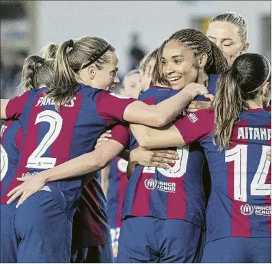  ?? FOTO: JAG SIRVENT ?? ‘Pinya’ de felicitaci­ón a Graham tras el 0-3
La noruega ofreció una ‘masterclas­s’ frente al Madrid