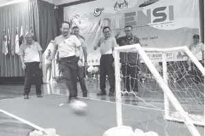  ??  ?? ZAKARIA menyepak bola sebagai tanda perasmian Hari Potensi Kanak-Kanak Tabika Kemas Peringkat Negeri Sabah.