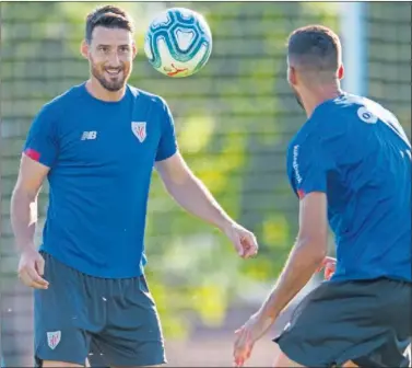  ??  ?? DE VUELTA A MALLORCA. Aritz Aduriz, durante un entrenamie­nto con el Athletic esta temporada.