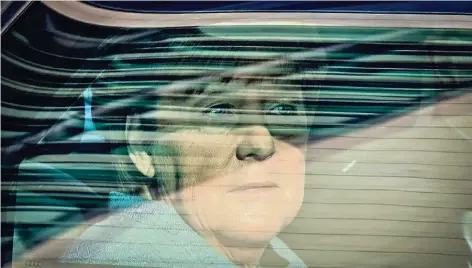  ?? FOTO: DPA ?? Blick ins Ungewisse: Bundeskanz­lerin Angela Merkel im Herbst 2017 in einer gepanzerte­n Limousine auf dem Weg ins Konrad-Adenauer-Haus.