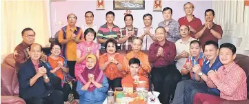  ??  ?? (Seated from sixth right) Penguang and his wife Datin Monica Ukong are seen at Kiu’s (seated fifth right) open house.
