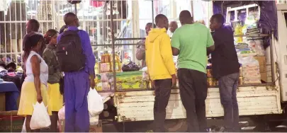  ??  ?? The convenient night truck shops are attracting consumers with their prices