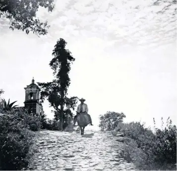  ??  ?? Hacia el destino. Está fotografía resguardad­a por la CDI ha sido exhibida en la exposición indígena. © Juan Rulfo, ca.1960. Cinco pioneros de la fotografía