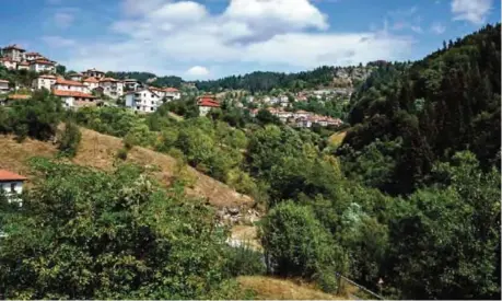  ??  ?? A view shows the Bulgarian village of Momchilovt­si. — AFP photos