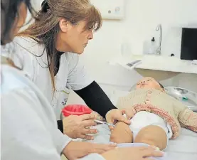  ??  ?? Cuidados intensivos. En los hospitales públicos de La Plata.