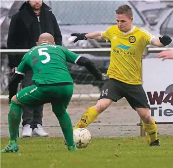  ?? FOTO: LINDEKAMP ?? Für den RSV Praest – hier Kevin Doos (rechts) – gab es gestern gegen die starke Hamminkeln­er Defensive kein Durchkomme­n.