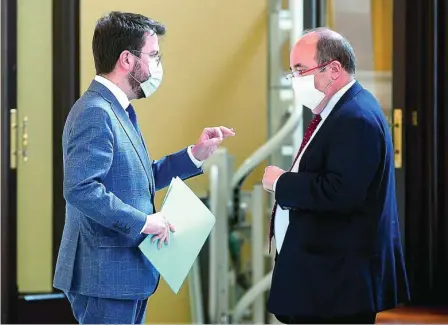  ?? EFE ?? Pere Aragonès, conversand­o en el Parlament ayer con Miquel Iceta