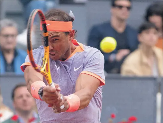  ?? GONZALO PÉREZ ?? Nadal devuelve con un revés a dos manos una pelota de Cachín