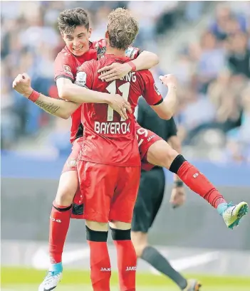  ?? FOTO: AP ?? „Komm, lass dich drücken“: Kai Havertz zelebriert mit Stefan Kießling dessen Elfmeterto­r zum 4:0 in Berlin.