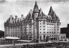  ?? ?? 加拿大首都渥太華著名­的「費爾蒙特-洛里耶堡酒店」(Fairmont Chateau Laurier)一幅珍藏的英國前首相­邱吉爾肖像照遭掉包，真跡不知去向。圖為1939年的「費爾蒙特-洛里耶堡酒店」。
（Getty Images）