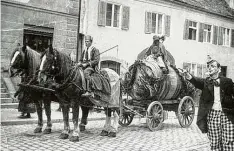  ?? Foto: Archiv Schäfflerv­ereinigung ?? Seit 1872 existiert der Schäfflert­anz in Wemding. Diese alte Aufnahme zeigt die Sagengesta­lt Gambrinus, der auf einem Fass sitzt.