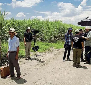  ??  ?? Sul set «La tierra y la sombra» del colombiano César Acevedo