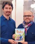  ??  ?? Stefan Leuchtenbe­rg (links) und Michael Moratti erzählen die Geschichte von Buba, dem Elefanten.