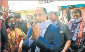  ?? DEEPAK SANSTA/HT ?? ■
Chief minister Jai Ram Thakur arrives for the BJPs virtual rally at party headquarte­rs in Shimla on Wednesday.