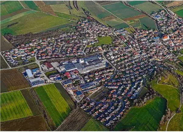  ?? Foto: Luftbild-geyer ?? Ortsmitte, Rathaus, Feuerwehr, Baugebiete - in Dischingen gibt es für die vielen Vorhaben im Moment zu wenig Geld, aber immerhin die Hoffnung auf Besserung.