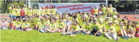  ?? FOTO: CHRISTIAN FLEMMING ?? Beim „Tag des Mädchenfuß­balls“ist das Lindauer Stadion fest in der Hand der Grundschül­erinnen.