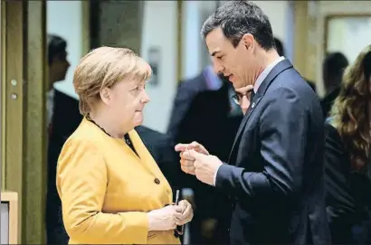  ?? LUDOVIC MARIN / AFP ?? Pedro Sánchez conversand­o con la canciller alemana, Angela Merkel, ayer durante la cita del Consejo Europeo