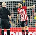  ??  ?? Furious: Charlie Austin berates the referee