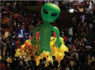  ??  ?? Protesters in Bangkok last night, where they used large inflatable yellow rubber ducks and balloons in the image of space aliens