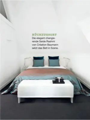  ??  ?? RÜCKZUGSOR­T Die elegant changieren­de Seide Rashmi von Création Baumann setzt das Bett in Szene.