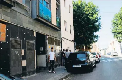  ?? FEDE CEDÓ. ?? Uno de los jóvenes que viven en el edificio de la calle Jaume I en el barrio de Cerdanyola de Mataró