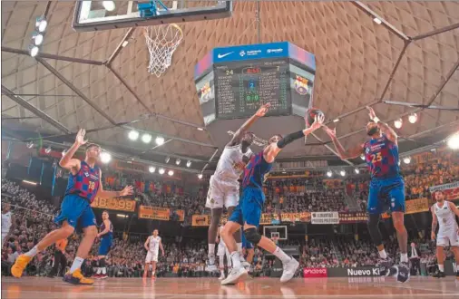  ??  ?? Garuba y Tomic pelean por un balón en el último Clásico liguero celebrado en el Palau Blaugrana.