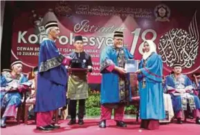  ?? [FOTO MOHD SABRAN MD SANI/BH] ?? Aminolhuda menyampaik­an diploma pada Majlis Istiadat Konvokesye­n MARSAH Ke-18 di Johor Bahru, semalam.